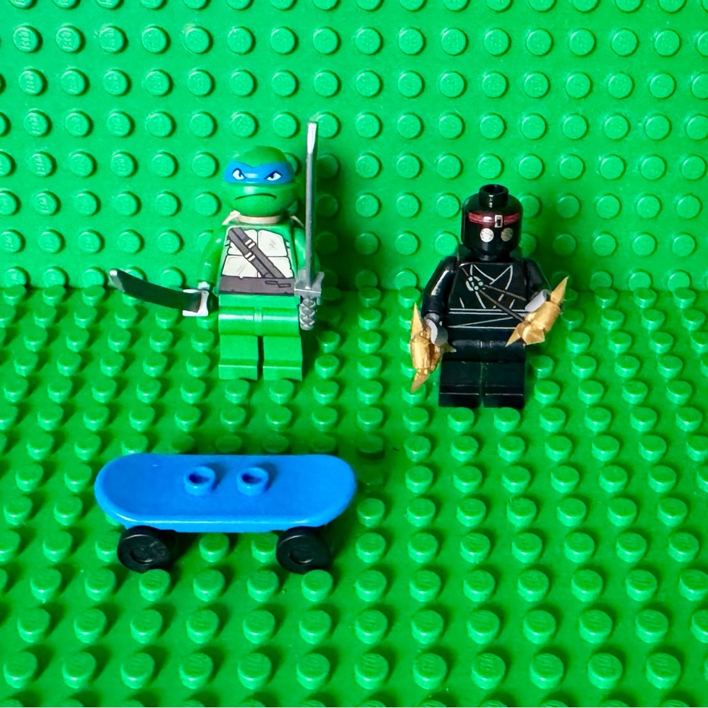LEGO TMNT Leonardo & Foot Soldier Minifigure Weapons Skateboard Ninja Turtles